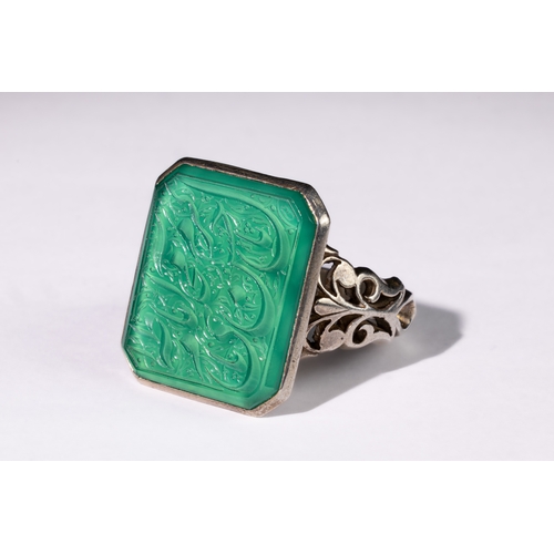 334 - **NO RESERVE**

An Islamic Silver Ring with Carved Agate Stone Featuring Islamic Calligraphy.

The c... 