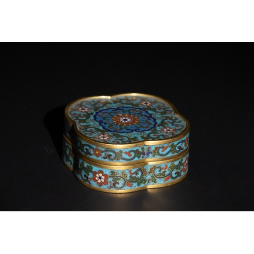 75 - A Chinese Cloisonné Enamel Lidded Box with Floral Motif, 19th Century.

A Chinese cloisonné enamel l... 