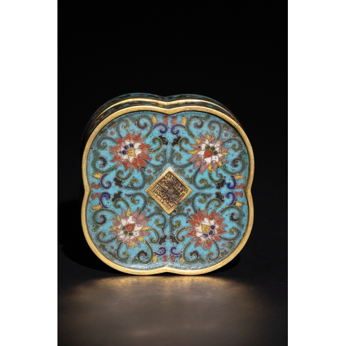 75 - A Chinese Cloisonné Enamel Lidded Box with Floral Motif, 19th Century.

A Chinese cloisonné enamel l... 