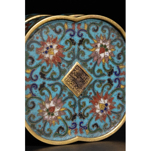 75 - A Chinese Cloisonné Enamel Lidded Box with Floral Motif, 19th Century.

A Chinese cloisonné enamel l... 