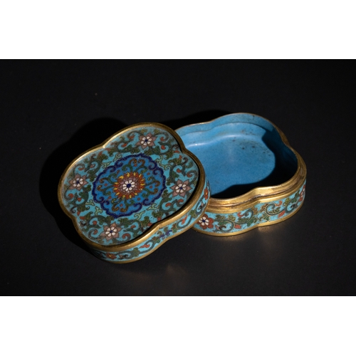 75 - A Chinese Cloisonné Enamel Lidded Box with Floral Motif, 19th Century.

A Chinese cloisonné enamel l... 