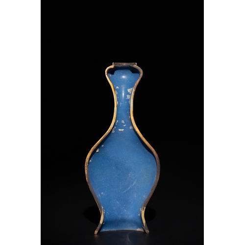 78 - A Chinese Cloisonné Enamel Decor Piece, 19th Century.

This decor piece presents an elaborate displa... 