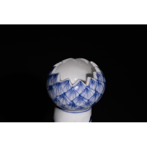 87 - A Chinese Blue and White Porcelain Multi-Sprouted Tulip Vase.

This Chinese blue and white porcelain... 