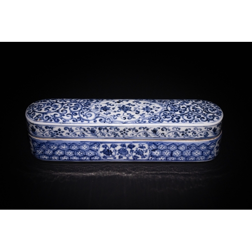 128 - A Chinese Blue and White Porcelain Qalamdan Pen Box, Made for the Islamic Market.

This porcelain qa... 