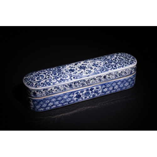 128 - A Chinese Blue and White Porcelain Qalamdan Pen Box, Made for the Islamic Market.

This porcelain qa... 