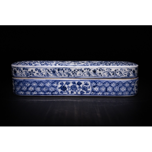 128 - A Chinese Blue and White Porcelain Qalamdan Pen Box, Made for the Islamic Market.

This porcelain qa... 