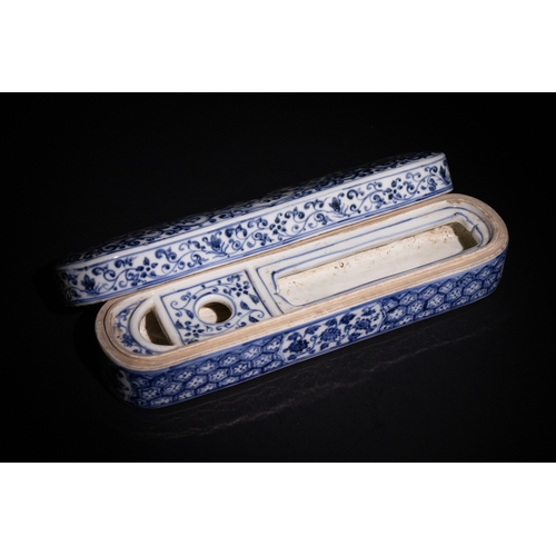 128 - A Chinese Blue and White Porcelain Qalamdan Pen Box, Made for the Islamic Market.

This porcelain qa... 