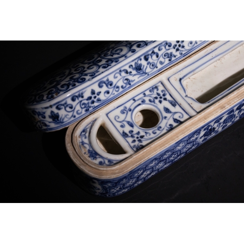 128 - A Chinese Blue and White Porcelain Qalamdan Pen Box, Made for the Islamic Market.

This porcelain qa... 