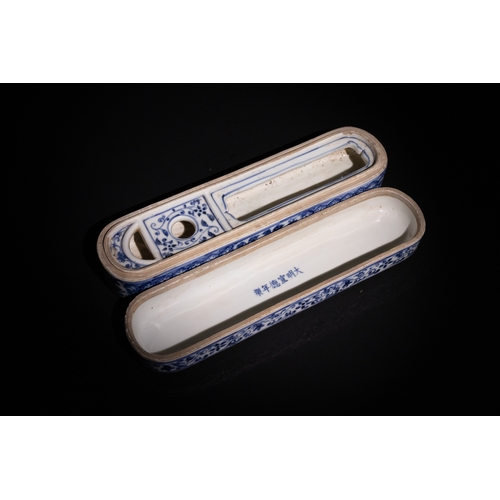 128 - A Chinese Blue and White Porcelain Qalamdan Pen Box, Made for the Islamic Market.

This porcelain qa... 