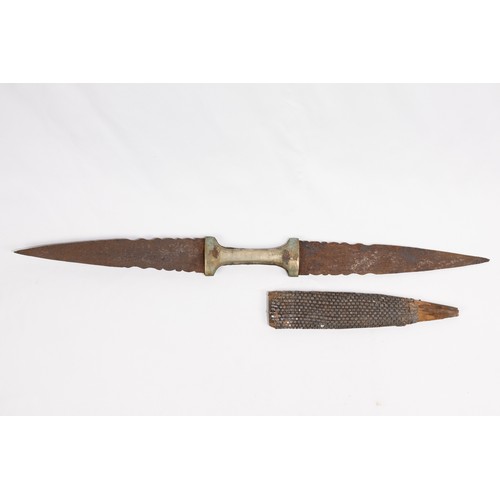 50 - **NO RESERVE**

An Indo-Persian Double-Edged Serrated Dagger with Sheath.

An Indo-Persian double-ed... 