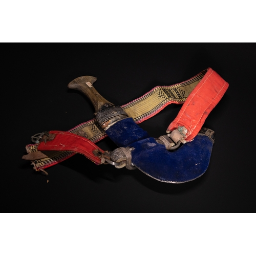 14 - A White Metal Curved Dagger Jambiya with Rhino Horn Hilt, Oman or Yemen, 19th Century.

The hilt is ... 