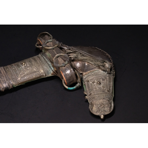 18 - A White Metal Curved Dagger Khanjar, Oman or Yemen, 19th Century.

An Omani or Yemeni khanjar dagger... 