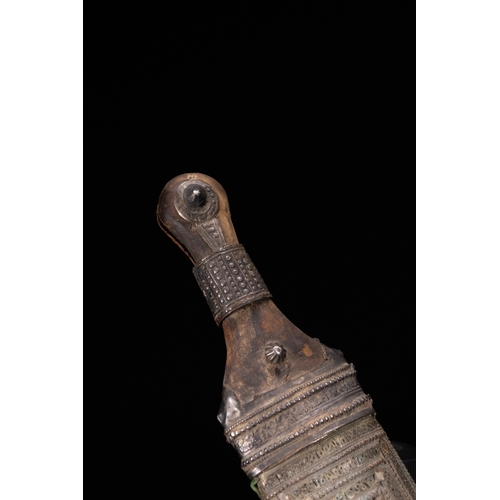 18 - A White Metal Curved Dagger Khanjar, Oman or Yemen, 19th Century.

An Omani or Yemeni khanjar dagger... 