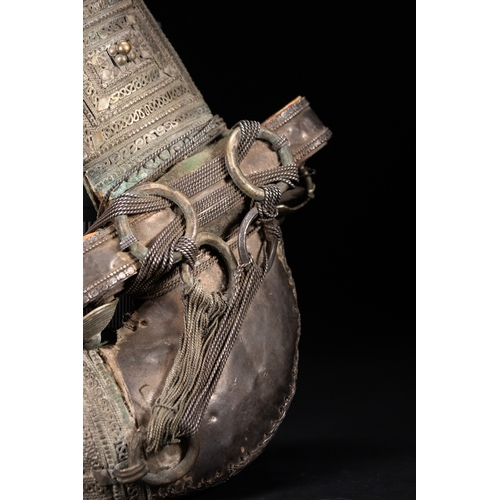 18 - A White Metal Curved Dagger Khanjar, Oman or Yemen, 19th Century.

An Omani or Yemeni khanjar dagger... 