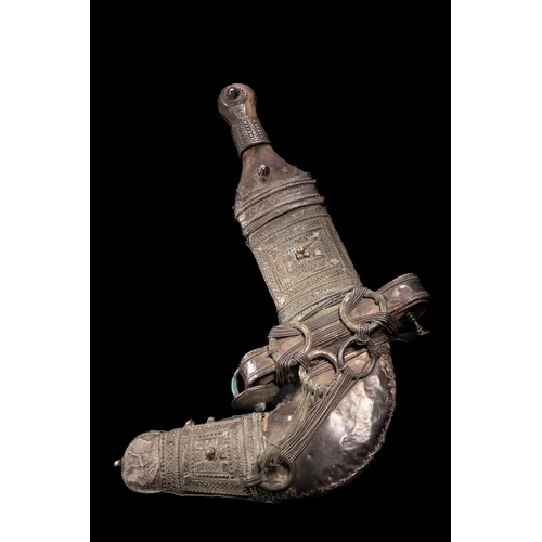 18 - A White Metal Curved Dagger Khanjar, Oman or Yemen, 19th Century.

An Omani or Yemeni khanjar dagger... 