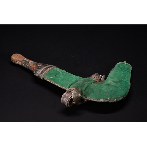18 - A White Metal Curved Dagger Khanjar, Oman or Yemen, 19th Century.

An Omani or Yemeni khanjar dagger... 
