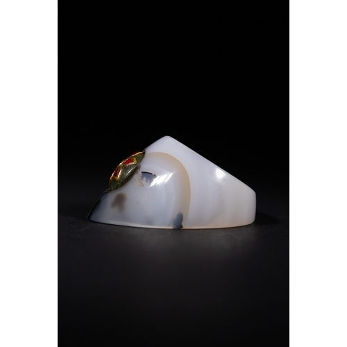 42 - A Mughal Agate Archer's Ring with Gemstone and Gilt Decoration - A Mughal agate archer's ring. This ... 