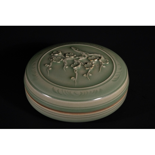 316 - A Chinese Longquan Kiln Celadon-Glazed 'Plum Blossom' Box and Cover, Southern Song Dynasty - A round... 