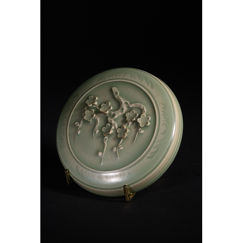 316 - A Chinese Longquan Kiln Celadon-Glazed 'Plum Blossom' Box and Cover, Southern Song Dynasty - A round... 