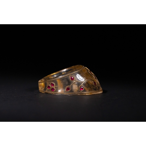 41 - A Mughal Rock Crystal Gemstone-Set Archer's Ring - A Mughal Rock Crystal Gemstone-Set Archer's Ring.... 