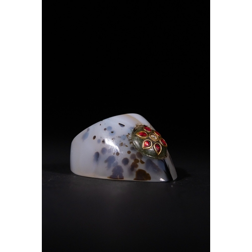 42 - A Mughal Agate Archer's Ring with Gemstone and Gilt Decoration - A Mughal agate archer's ring. This ... 