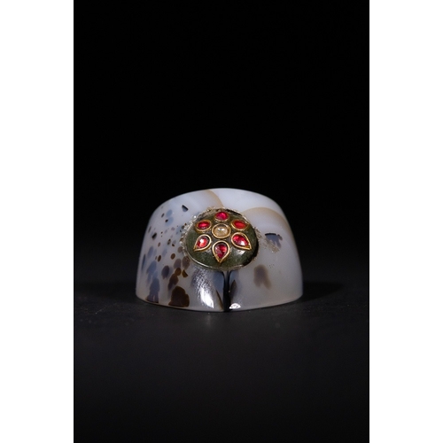 42 - A Mughal Agate Archer's Ring with Gemstone and Gilt Decoration - A Mughal agate archer's ring. This ... 