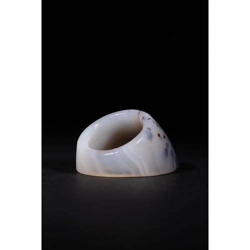 42 - A Mughal Agate Archer's Ring with Gemstone and Gilt Decoration - A Mughal agate archer's ring. This ... 