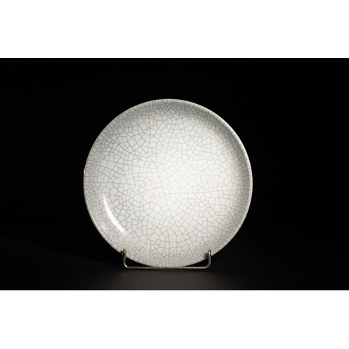 364 - A Chinese Ge-Type Crackle-Glazed Porcelain Dish with Qianlong Mark. 
A finely potted Chinese porcela... 