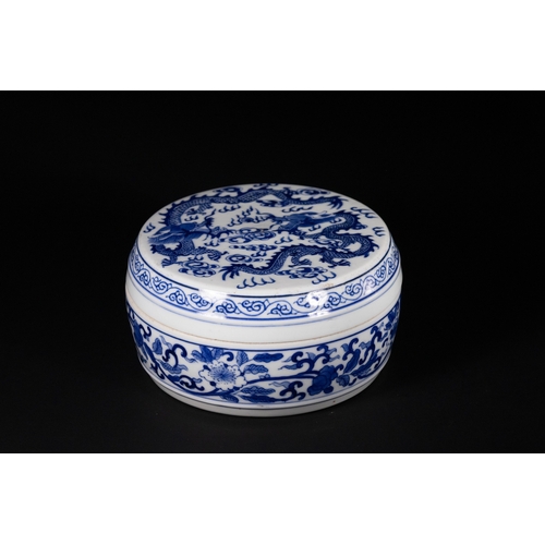 369 - A Chinese Blue and White Lidded Porcelain Box with Dragon and Phoenix Motifs. 
The rounded porcelain... 