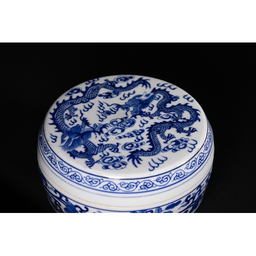 369 - A Chinese Blue and White Lidded Porcelain Box with Dragon and Phoenix Motifs. 
The rounded porcelain... 
