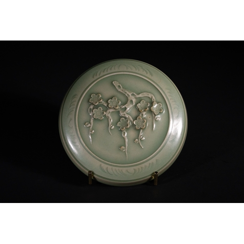 316 - A Chinese Longquan Kiln Celadon-Glazed 'Plum Blossom' Box and Cover, Southern Song Dynasty - A round... 