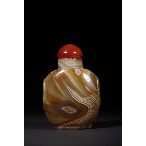 356 - A Chinese Banded Agate Snuff Bottle - A Chinese banded agate snuff bottle. The flattened ovoid body ... 