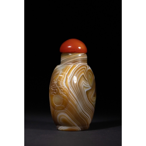 356 - A Chinese Banded Agate Snuff Bottle - A Chinese banded agate snuff bottle. The flattened ovoid body ... 