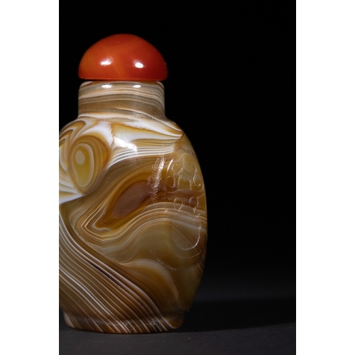 356 - A Chinese Banded Agate Snuff Bottle - A Chinese banded agate snuff bottle. The flattened ovoid body ... 