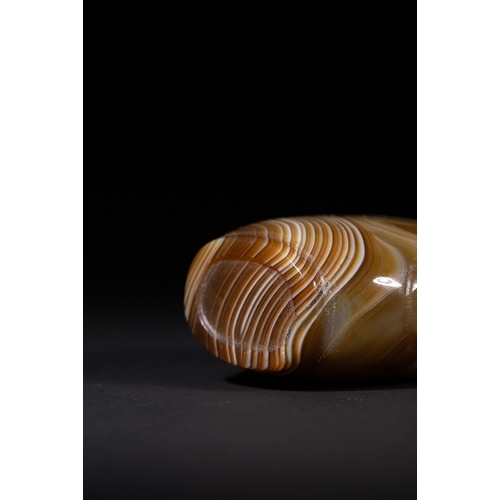 356 - A Chinese Banded Agate Snuff Bottle - A Chinese banded agate snuff bottle. The flattened ovoid body ... 
