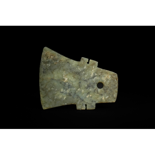 335 - A Chinese Jade Ceremonial Axe (Yue), Possibly Archaic. - A Chinese Jade Axe (Yue). This carved jade ... 