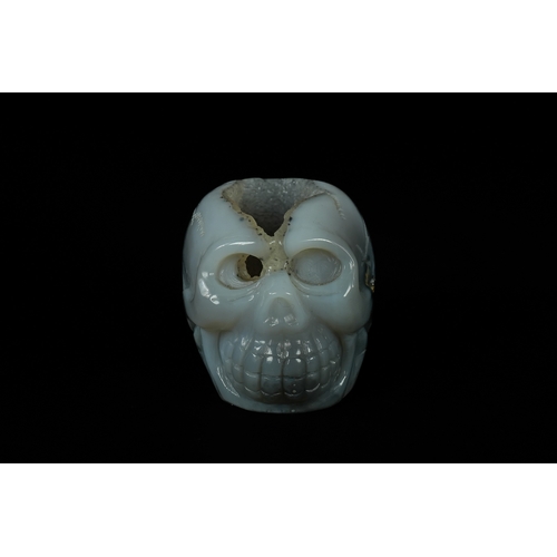 344 - A Chinese Agate Geode Carved Agate Skull. - A Chinese Agate Geode Hand Carved Realistic Crystal Skul... 
