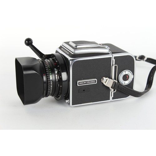 171 - Property of a gentleman - a Hasselblad 500C/M black cased camera with Carl Zeiss Planar f2.8 80mm le... 