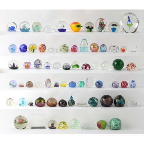 320 - Property of a gentleman - a large collection of glass paperweights, mostly late 20th century, the ta... 