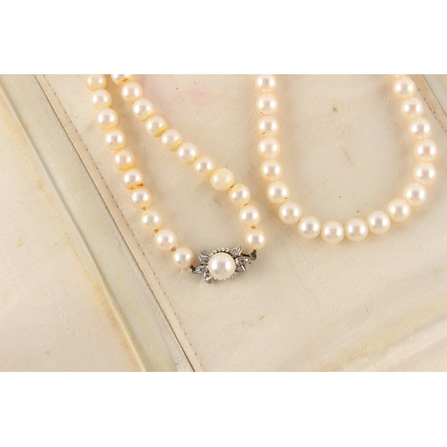 154 - Property of a gentleman - a cultured pearl single strand necklace, the pearls approximately 7mm diam... 