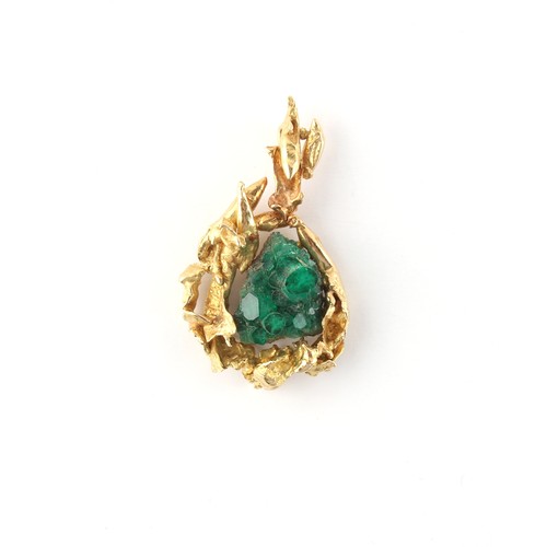 274 - Property of a lady - Gillian Packard (British, 1938-1997) - an 18ct yellow gold Chatham emerald pend... 