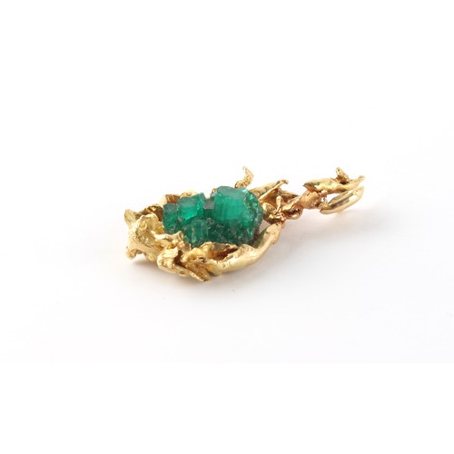 274 - Property of a lady - Gillian Packard (British, 1938-1997) - an 18ct yellow gold Chatham emerald pend... 