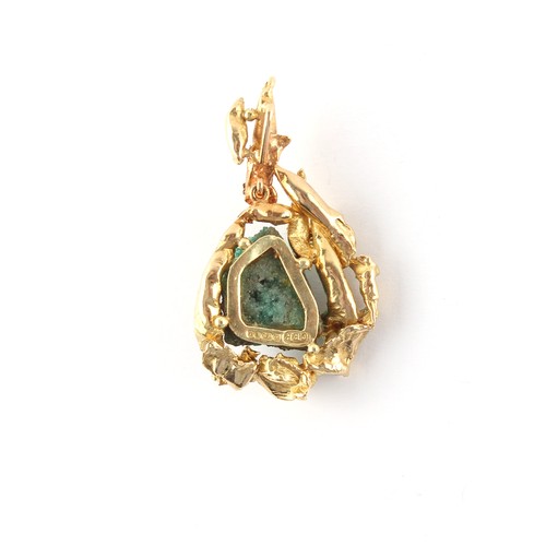 274 - Property of a lady - Gillian Packard (British, 1938-1997) - an 18ct yellow gold Chatham emerald pend... 