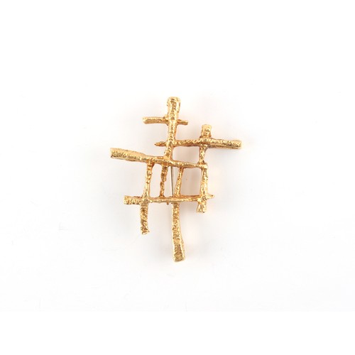 141 - Property of a lady - a modernist hallmarked 18ct gold brooch, the pin steel, London 1994, 50mm long,... 