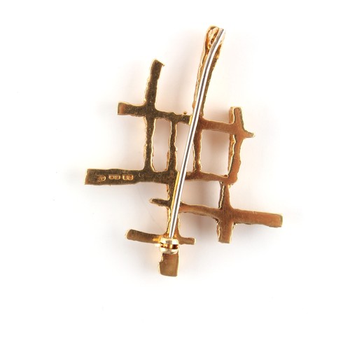 141 - Property of a lady - a modernist hallmarked 18ct gold brooch, the pin steel, London 1994, 50mm long,... 