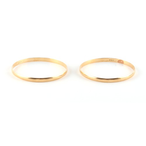 89 - Property of a deceased estate - a pair of plain 18ct yellow gold bangles, approximately 29.4 grams t... 