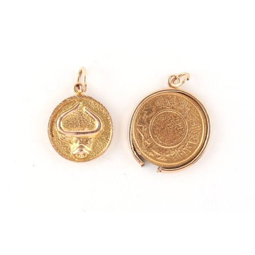 69 - Property of a lady - a Saudi gold guinea coin pendant, the unmarked mount tests 9ct, approximately 1... 