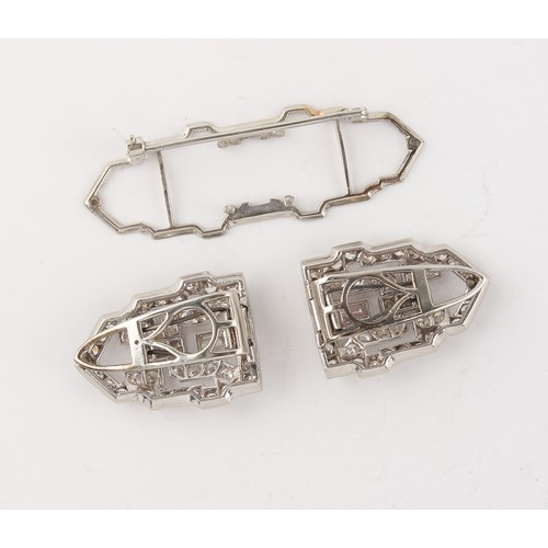 145 - Property of a lady - an Art Deco platinum & diamond double clip brooch, with mixed cut diamonds incl... 