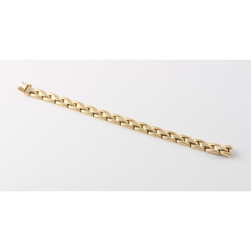 87 - Property of a lady - a modern 14ct yellow gold link bracelet, 7ins. (18cms.) long, approximately 15.... 