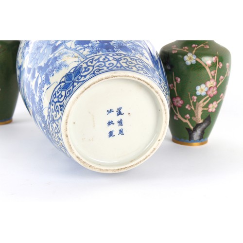 198 - Property of a deceased estate - a late 19th / early 20th century Japanese Arita blue & white vase, 1... 